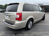 Used 2016 Chrysler Town & Country Touring-L image 6