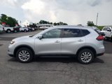 Used 2017 Nissan Rogue SV w/ SV Premium Package image 4