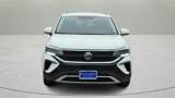 Certified 2022 Volkswagen Taos SE image 2