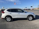 Used 2017 Nissan Rogue SV image 2