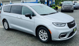 Used 2024 Chrysler Pacifica Touring-L image 4