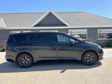 Used 2022 Chrysler Pacifica Touring-L w/ Uconnect Theater Family Group image 2