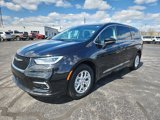 Used 2023 Chrysler Pacifica Touring-L image 4