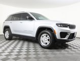 Used 2023 Jeep Grand Cherokee Laredo image 3