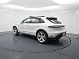 Certified 2024 Porsche Macan image 3