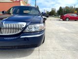 Used 2010 Lincoln Town Car Signature Limited image 4