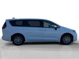 Used 2023 Chrysler Pacifica Touring-L image 6