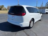 Used 2023 Chrysler Pacifica Touring-L image 3