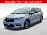 Used 2023 Chrysler Pacifica Touring-L image 2
