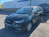 Used 2023 Chrysler Pacifica Touring-L image 4