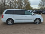 Used 2016 Chrysler Town & Country Touring image 4
