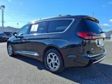 Used 2023 Chrysler Pacifica Limited image 5