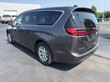 Used 2023 Chrysler Pacifica Touring-L image 4