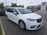 Used 2023 Chrysler Pacifica Touring-L image 5