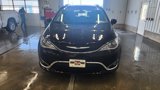 Used 2018 Chrysler Pacifica Touring-L image 2