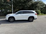 Used 2017 Toyota Highlander XLE image 2