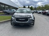 Used 2023 Chrysler Pacifica Touring-L image 2
