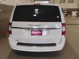 Used 2016 Chrysler Town & Country Touring-L image 4