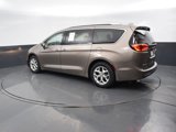 Used 2018 Chrysler Pacifica Touring-L w/ Advanced Safetytec Group image 4