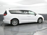 Used 2023 Chrysler Pacifica Touring-L image 2