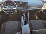 Used 2023 Hyundai Elantra SE w/ Preferred Accessory Package image 5