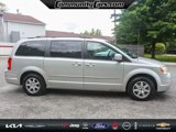 Used 2010 Chrysler Town & Country Touring image 6