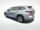 Used 2021 Toyota Highlander XLE image 3