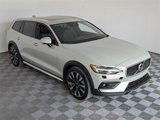 Used 2020 Volvo V60 T5 Cross Country image 2