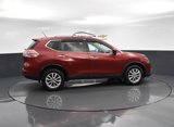 Used 2016 Nissan Rogue SV image 2