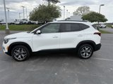 Used 2022 Kia Seltos EX image 2