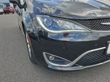 Used 2017 Chrysler Pacifica Limited image 4