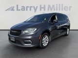 Used 2023 Chrysler Pacifica Touring-L image 4
