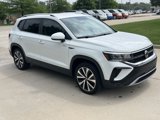 Certified 2022 Volkswagen Taos SE image 2