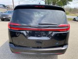 Used 2023 Chrysler Pacifica Limited w/ Uconnect Theater Family Group image 4