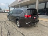 Used 2017 Chrysler Pacifica Limited image 3