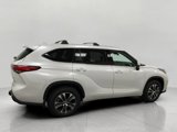 Used 2022 Toyota Highlander XLE image 2