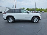 Used 2023 Jeep Grand Cherokee Laredo image 2