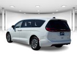 Used 2023 Chrysler Pacifica Touring-L image 3
