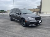 Used 2022 Chrysler Pacifica Touring-L w/ Uconnect Theater Family Group image 3