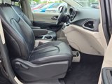 Used 2023 Chrysler Pacifica Touring-L image 5