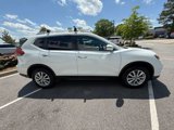Used 2017 Nissan Rogue SV image 3