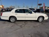 Used 2010 Lincoln Town Car Signature Limited image 2