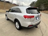 Used 2017 Kia Sorento LX w/ LX Convenience Package image 3