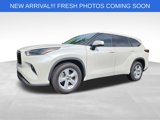 Used 2021 Toyota Highlander LE image 2