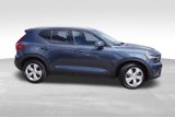 Used 2022 Volvo XC40 T5 Momentum image 4