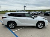 Used 2024 Toyota Highlander LE image 6