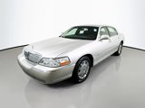 Used 2008 Lincoln Town Car Signature Limited image 3