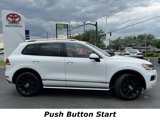 Used 2014 Volkswagen Touareg Sport image 2
