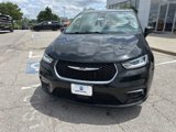 Used 2023 Chrysler Pacifica Touring-L image 6