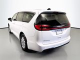 Used 2023 Chrysler Pacifica Touring-L image 5